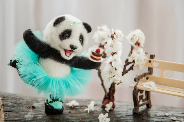  Oyuncak mutlu panda pasta tutuyor ve kalori sayıyor..