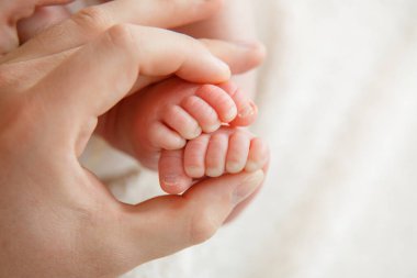 Bebek ayakları annenin ellerinde..