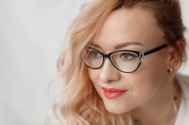 siyah gözlük güzel kadın 