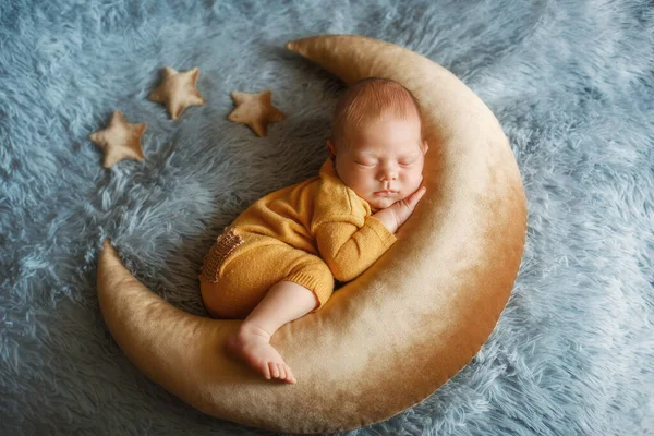 Новонароджена дитина спить на місяці у формі позуючого гвинта . — стокове фото