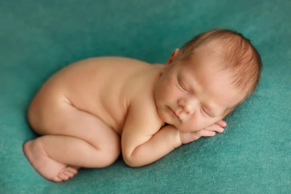 녹색 배경에서 잠자고 있는 신생아. — 스톡 사진