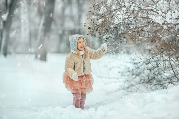可爱的小女孩在雪天玩耍 — 图库照片