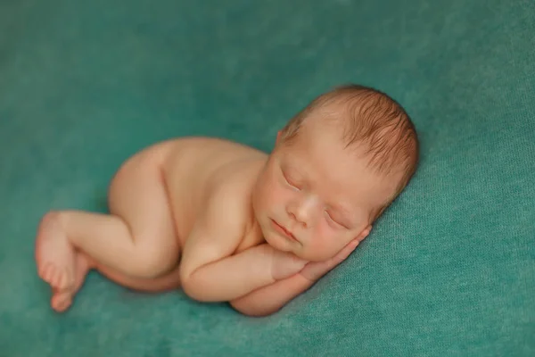 Bebê recém-nascido adormecido em um fundo verde. — Fotografia de Stock