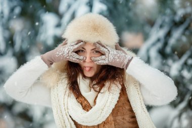 Kışın yüzünü saklayan ve merak eden bir kadın. 