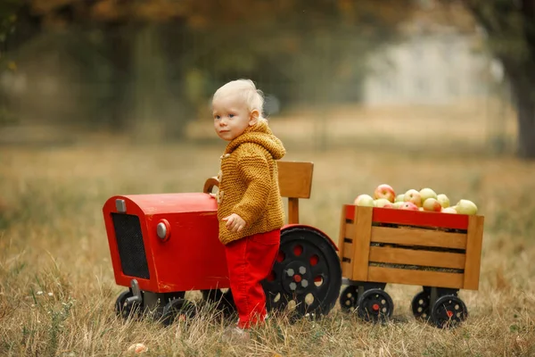 붉은 나무 트랙터를 타고 있는 농부 — 스톡 사진
