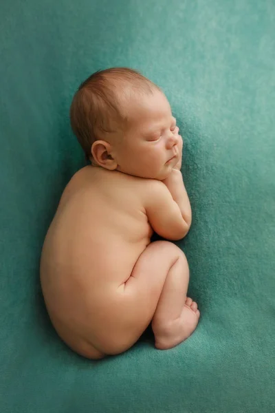 Bebê recém-nascido adormecido em um fundo verde — Fotografia de Stock