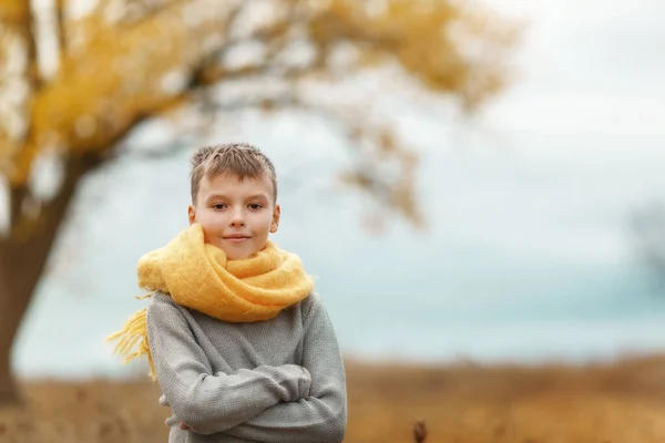 추웠던 가을 날씨에 서 있는 아이. — 스톡 사진