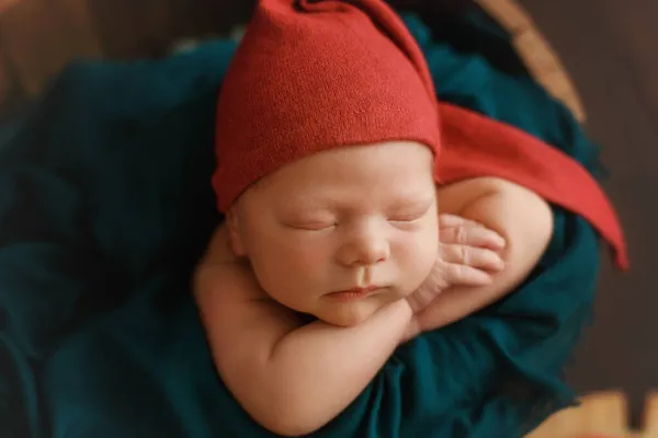 Bebê recém-nascido em um balde com melancia. — Fotografia de Stock