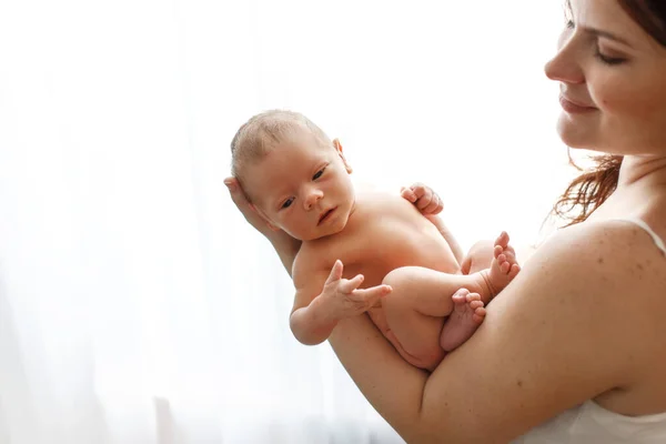 Bebé recién nacido en las manos de la madre. — Foto de Stock