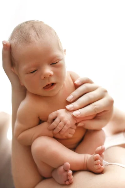 Bebé recién nacido en las manos de la madre. — Foto de Stock