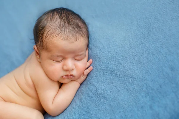 Copil nou-născut adormit pe un fundal albastru. — Fotografie, imagine de stoc