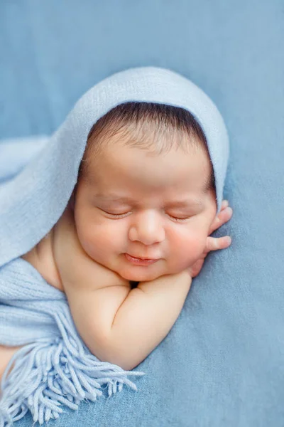 Bebé recién nacido sobre un fondo azul cubierto de manta. — Foto de Stock