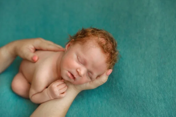 옷도 없이 자고 있는 갓난아기 — 스톡 사진