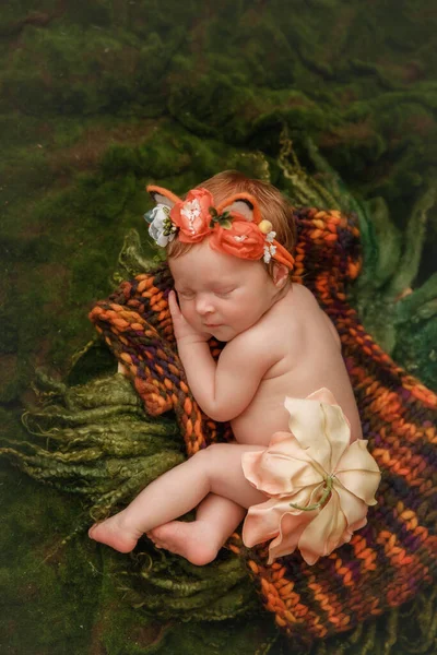 Novorozené dítě v roztomilé liščí oblečení — Stock fotografie