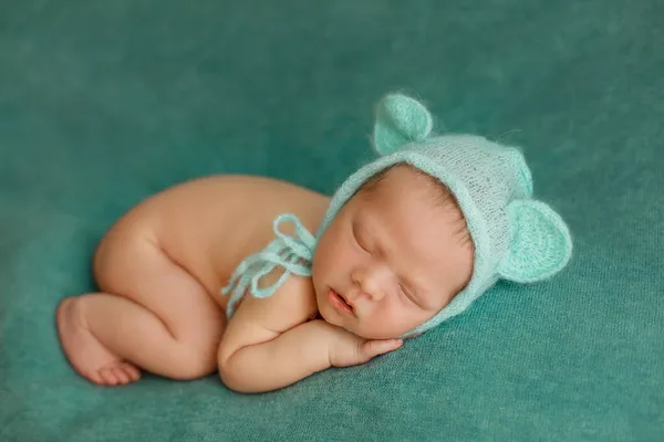 Bebê recém-nascido usando chapéu verde com orelhas de urso. — Fotografia de Stock