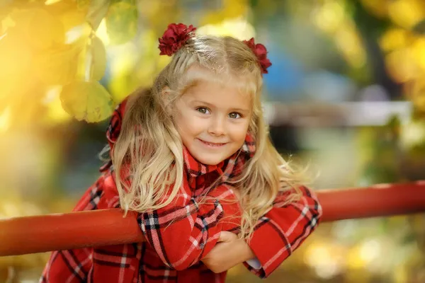 Menina loira feliz no parque de outono. — Fotografia de Stock