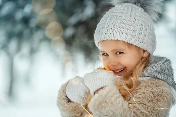 可爱的小女孩在雪天玩耍 — 图库照片
