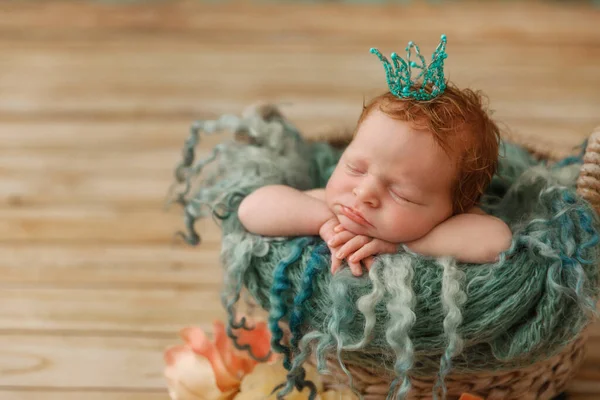  Elbiseleri olmayan yeni doğmuş bebek sepette yatıyor..