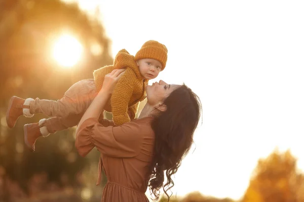 Anne ve oğlu gün batımında.