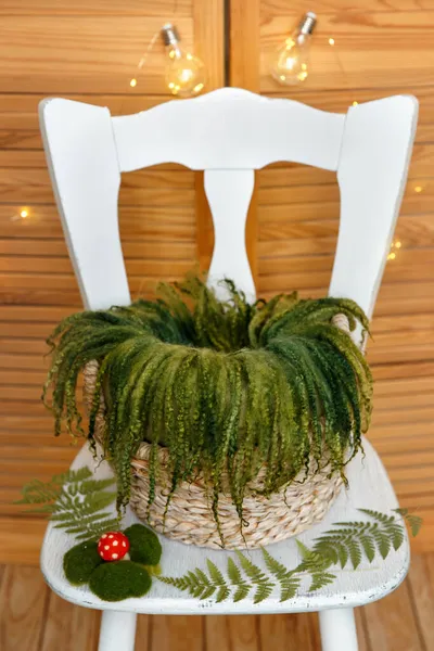 Sandalye, sepet, yeşil yün battaniye.