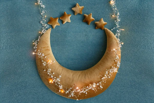 Ay, yıldızlar ve yeni doğan bebekler için çelenk yerleştirilmiş çekim.