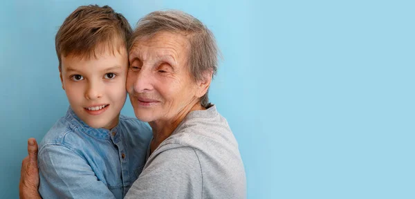 Junge umarmt seine Urgroßmutter — Stockfoto