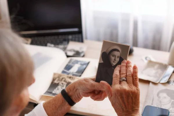 Son sınıftaki kadın eski fotoğraflara bakıyor..