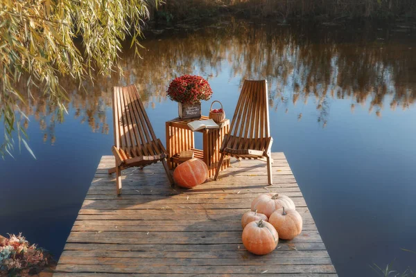 Ahşap iskelenin sonbahar arkaplanı. 