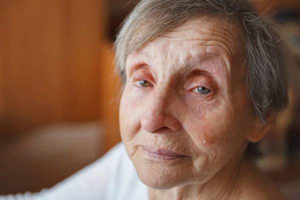 Portret starszej pani w nastroju — Zdjęcie stockowe