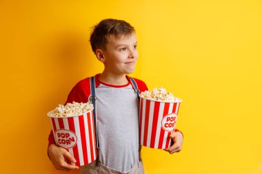 Patlamış mısır kovalarıyla gülümseyen mutlu çocukla pankart.