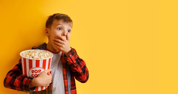 Banner con niño feliz se preguntaba con palomitas de maíz cubo —  Fotos de Stock