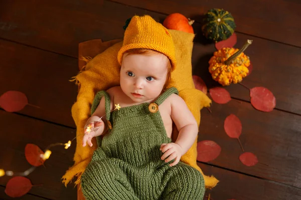 Pequeno bebê de cabelo vermelho na banheira — Fotografia de Stock