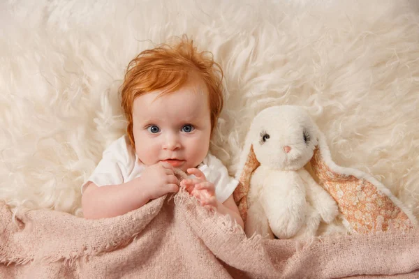 Červené vlasy holčička s hračkou — Stock fotografie