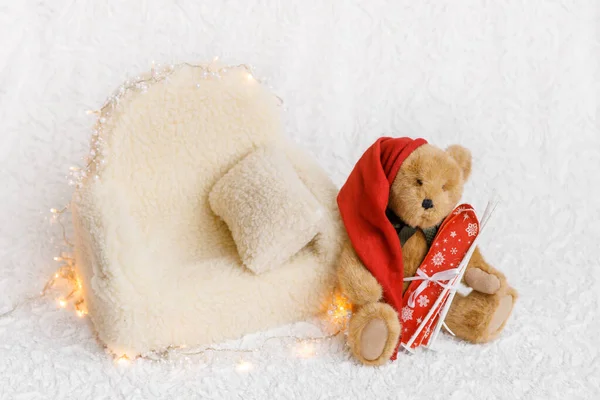 Shoot Set Sofa Teddy Bear Garland Newborn White Background Photo — Stock Photo, Image