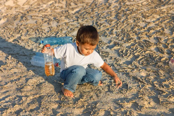 Smutný chlapec pitná voda na crack zemi — Stock fotografie