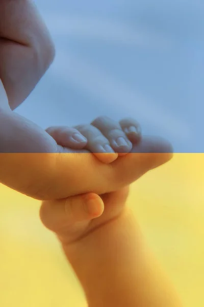 Bebé mano sosteniendo el dedo del padre en Ucrania. — Foto de Stock