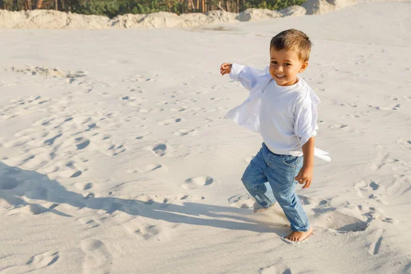 Kleiner Junge läuft an einem schönen Strand — Stockfoto