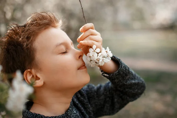 Bonheur Enfant Excité Profitant Jour Printemps Adorable Garçon Jardin Fleuri — Photo