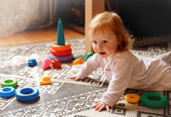 Rood Haar Baby Vloer Kind Dat Thuis Het Tapijt Ligt — Stockfoto