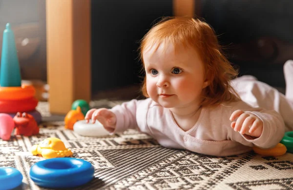 Rood haar baby op de vloer — Stockfoto