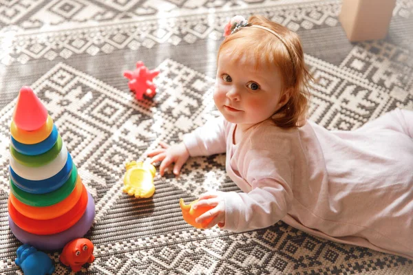 Rood Haar Baby Vloer Kind Dat Thuis Het Tapijt Ligt — Stockfoto