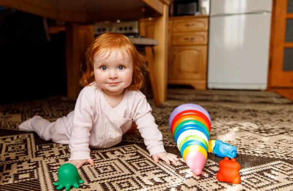 Rood Haar Baby Vloer Kind Dat Thuis Het Tapijt Ligt — Stockfoto