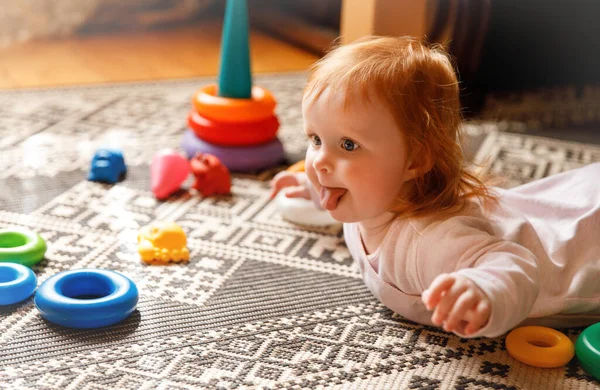 Rude Dziecko Podłodze Dziecko Leżące Dywanie Domu Bawiące Się Zabawkami — Zdjęcie stockowe