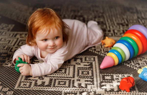 Rood Haar Baby Vloer Kind Dat Thuis Het Tapijt Ligt — Stockfoto
