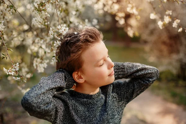 Felicidade Criança Animada Desfrutando Sol Primavera Menino Adorável Jardim Florescendo — Fotografia de Stock