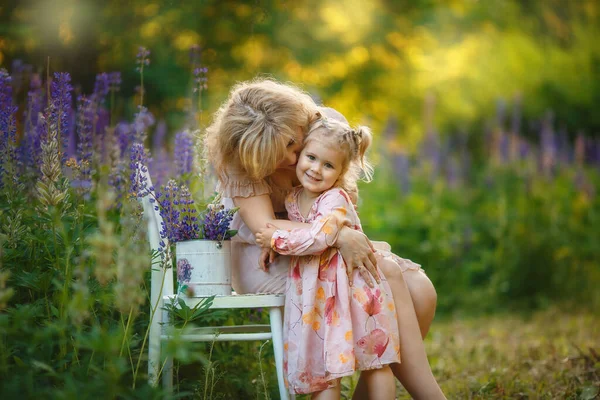 Matka Córka Wiosennym Ogrodzie Szczęśliwa Kobieta Dziecko Kwitnącym Wiosennym Ogrodzie — Zdjęcie stockowe