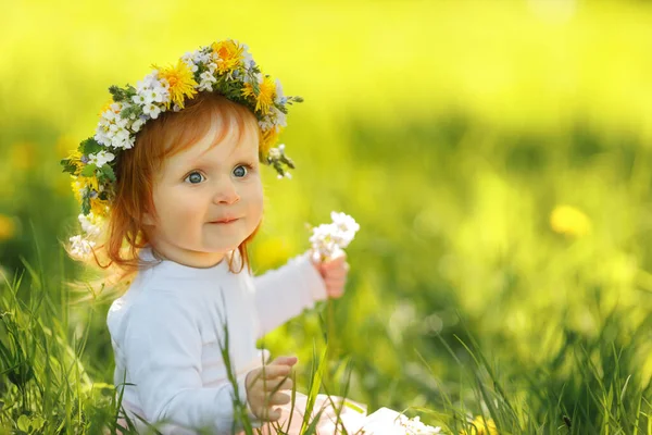 Мила Дівчинка Носить Красивий Весняний Вінок Відкритому Повітрі Простір Тексту — стокове фото
