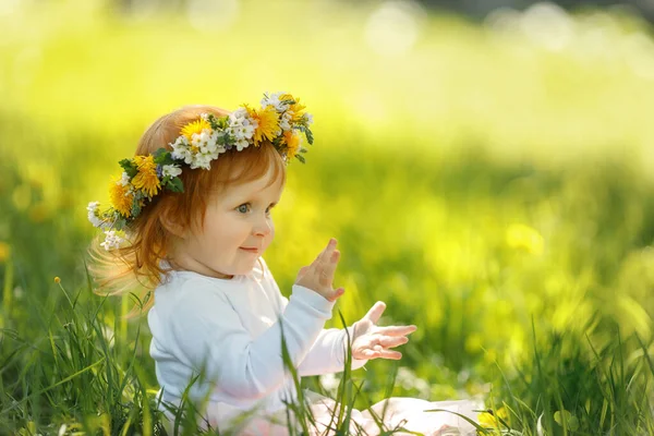Cute Little Girl Sobie Piękny Wiosenny Wieniec Zewnątrz Miejsce Tekst — Zdjęcie stockowe