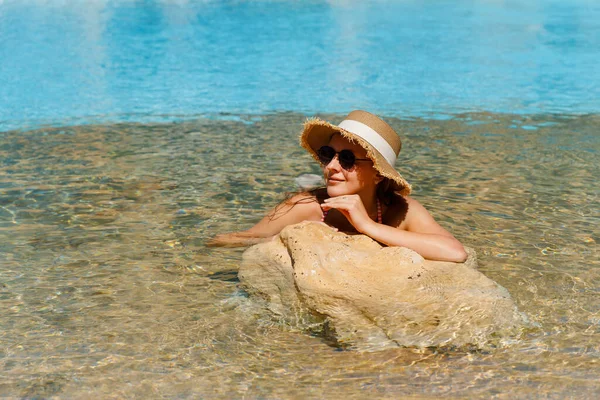 Hübsche Frau Mit Sonnenbrille Und Strohhut Genießt Urlaub Schwimmbad — Stockfoto