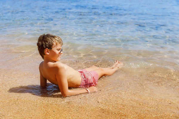 Симпатичный Мальчик Пляже Наслаждается Летним Отпуском Малыш Лежит Песке Моря — стоковое фото